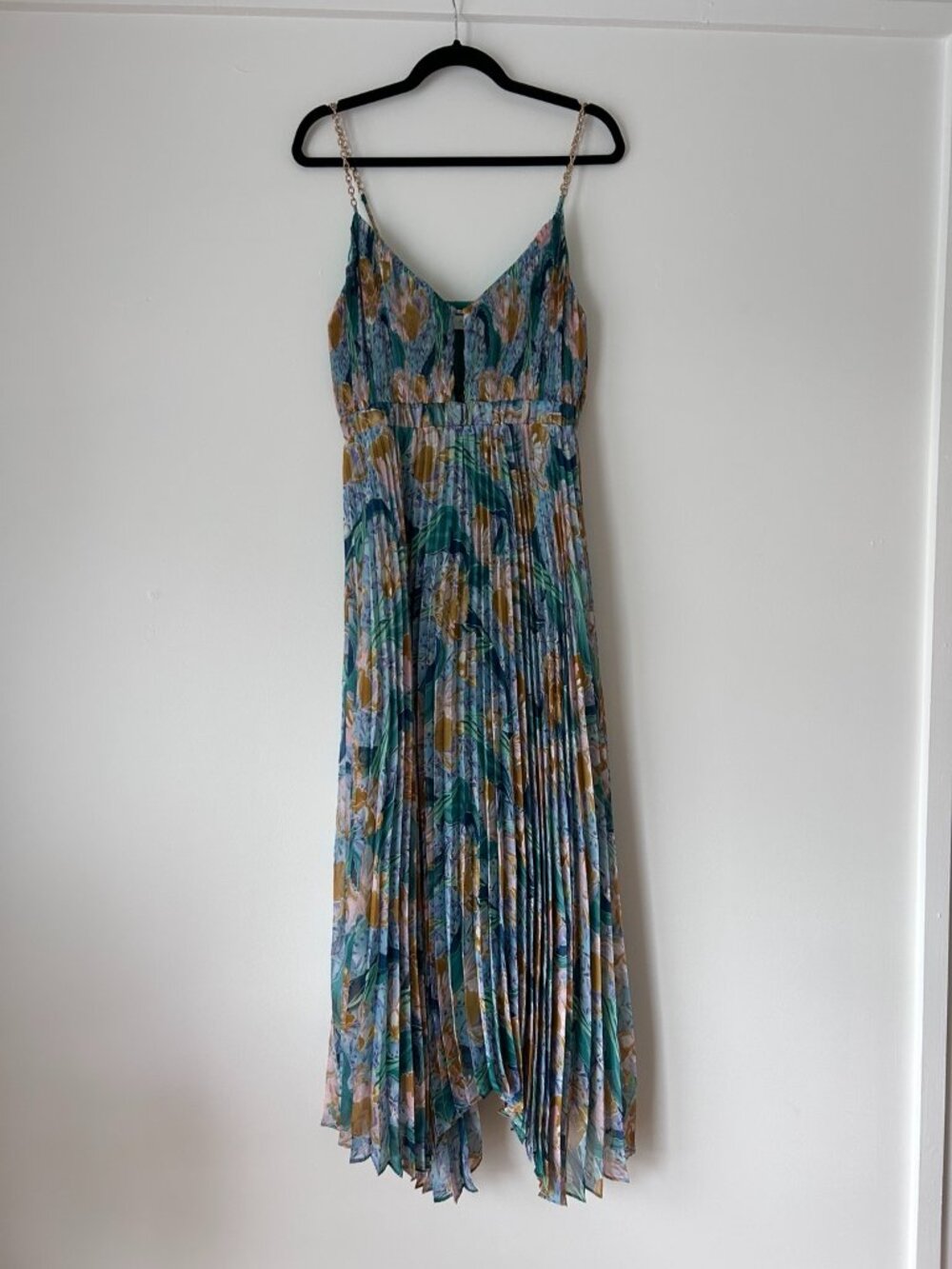 ASTR The Label Loralee Dress M Green Floral Pleated Chain Strap Maxi